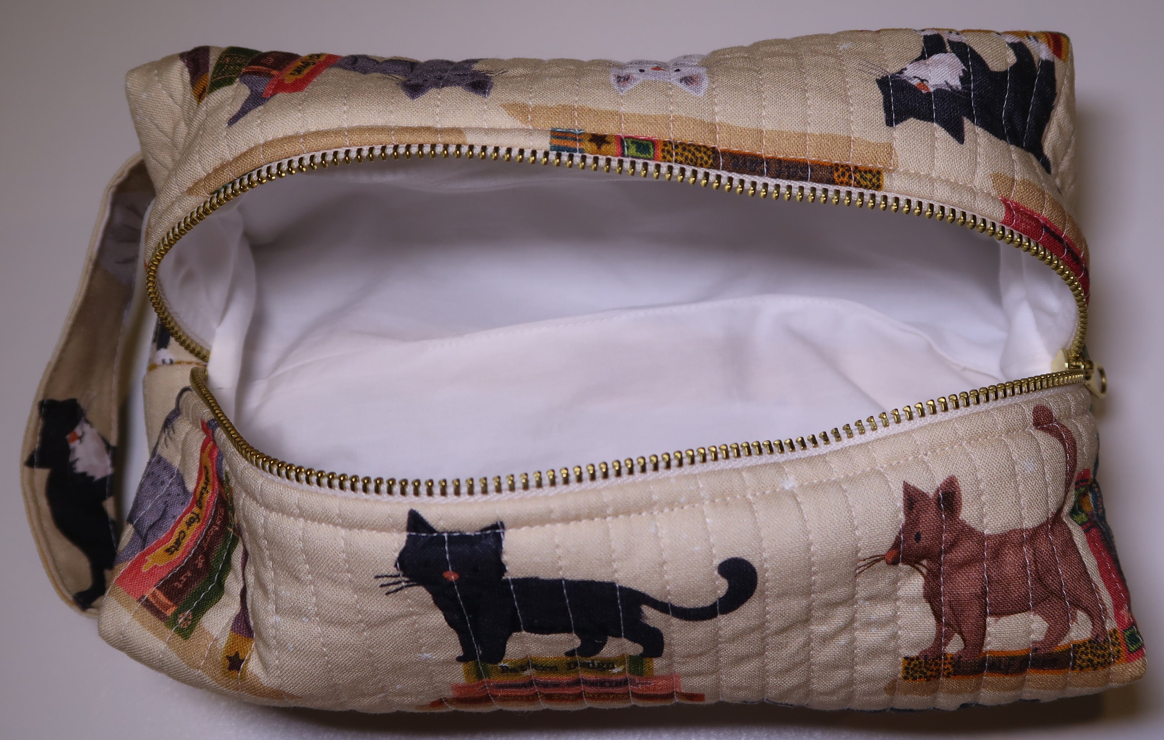 Cat Patterned Fabric with White Lining Quilted Organiser Bag